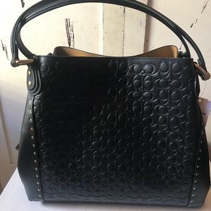 edie shoulder bag 42 in signature leather with rivets